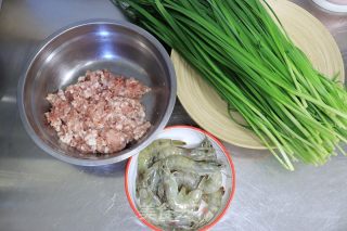 猪肉虾仁韭菜饺子的做法步骤：2