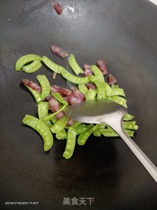 腊肠炒荷兰豆的做法步骤：3