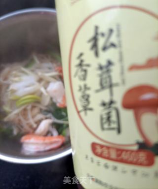 茼蒿菌子拌鲜虾的做法步骤：10