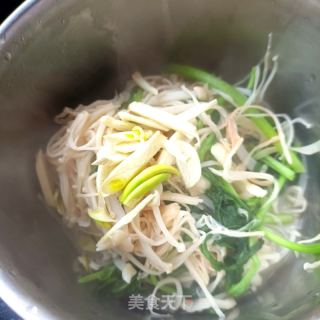 茼蒿菌子拌鲜虾的做法步骤：8