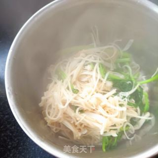 茼蒿菌子拌鲜虾的做法步骤：6