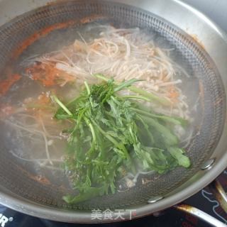 茼蒿菌子拌鲜虾的做法步骤：4