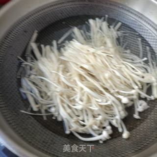 茼蒿菌子拌鲜虾的做法步骤：1