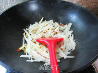 榨菜丝香干炒白佛手瓜的做法步骤：8