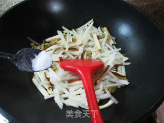 榨菜丝香干炒白佛手瓜的做法步骤：7