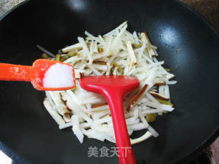 榨菜丝香干炒白佛手瓜的做法步骤：6