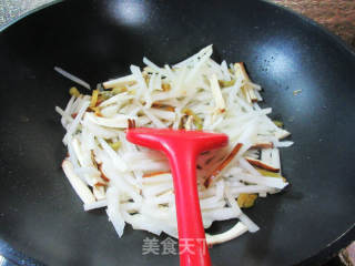榨菜丝香干炒白佛手瓜的做法步骤：5