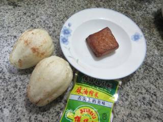榨菜丝香干炒白佛手瓜的做法步骤：1