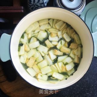 裙带菜鱼豆腐汤的做法步骤：9