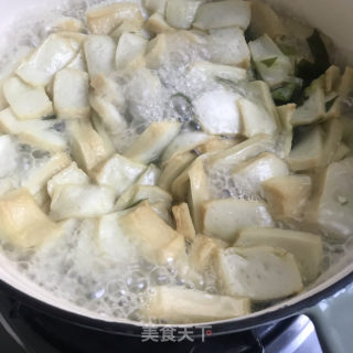 裙带菜鱼豆腐汤的做法步骤：8