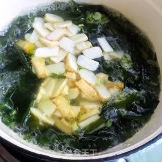 裙带菜鱼豆腐汤的做法步骤：7
