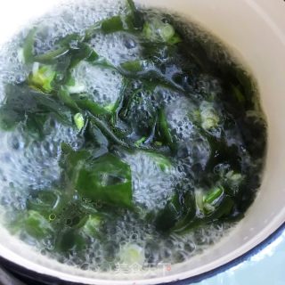 裙带菜鱼豆腐汤的做法步骤：6
