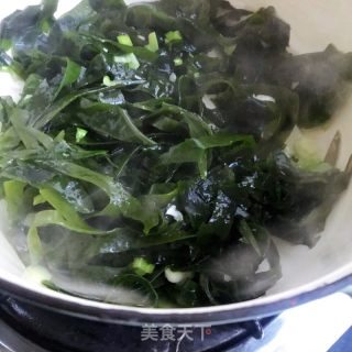 裙带菜鱼豆腐汤的做法步骤：5