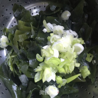 裙带菜鱼豆腐汤的做法步骤：4