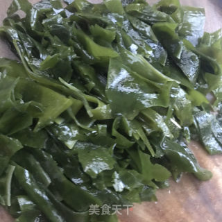 裙带菜鱼豆腐汤的做法步骤：3