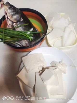 豆腐萝卜鲫鱼汤的做法步骤：1