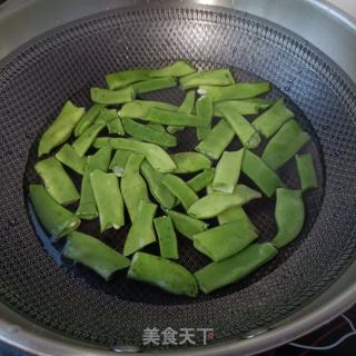 “腊味”辣肠大虾炒芸豆的做法步骤：4