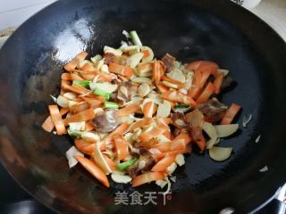 腊肉芥菜冬笋炒年糕的做法步骤：5