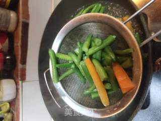 五花肉炒四季豆的做法步骤：1