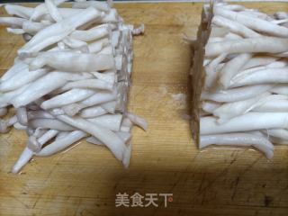 白玉菇番茄炒鸡蛋的做法步骤：2