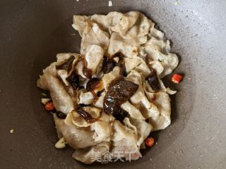黑胡椒酱炒牛肉卷的做法步骤：7