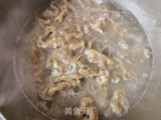 黑胡椒酱炒牛肉卷的做法步骤：2