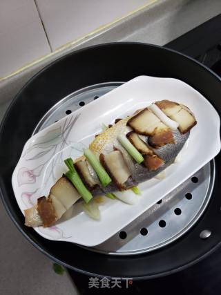 腊肉蒸黄鱼的做法步骤：6