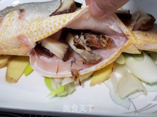 腊肉蒸黄鱼的做法步骤：4