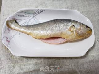 腊肉蒸黄鱼的做法步骤：1