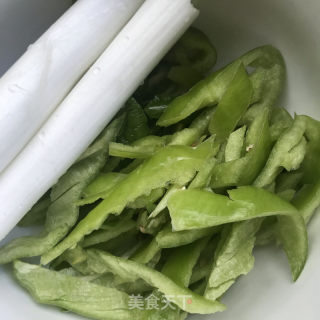 蒜苔番茄鸡蛋拌面的做法步骤：2