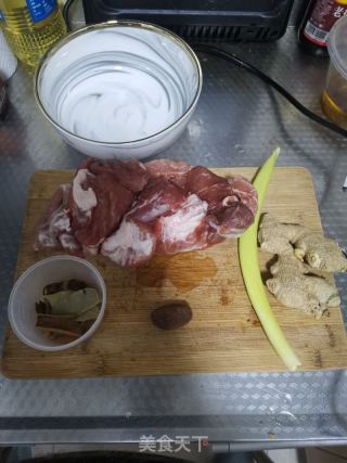 豆角烧肉面的做法步骤：1