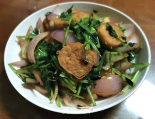 洋葱香菜炒肉卷的做法步骤：6