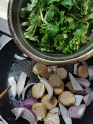 洋葱香菜炒肉卷的做法步骤：5