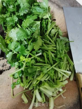 洋葱香菜炒肉卷的做法步骤：3