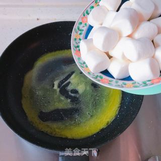 草莓味雪花酥的做法步骤：3