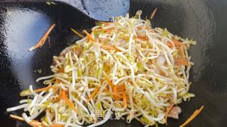 粉丝炒绿豆芽的做法步骤：6
