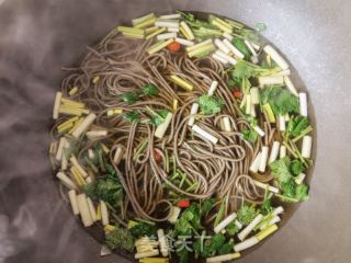 酸辣清汤荞麦面的做法步骤：8
