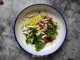 酸辣清汤荞麦面的做法步骤：2