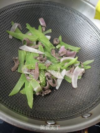 莴苣炒鹿心的做法步骤：14