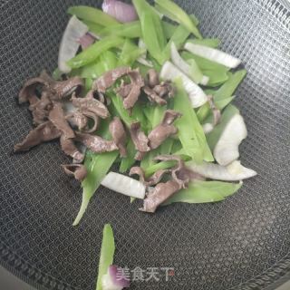莴苣炒鹿心的做法步骤：13