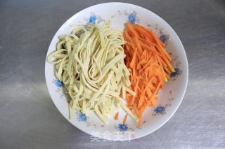 菠菜胡萝卜干丝汤的做法步骤：3