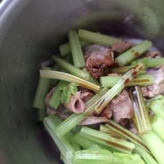洋葱芹菜拌护心肉的做法步骤：11