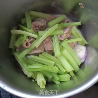 洋葱芹菜拌护心肉的做法步骤：10