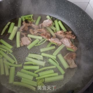 洋葱芹菜拌护心肉的做法步骤：8