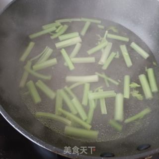 洋葱芹菜拌护心肉的做法步骤：3
