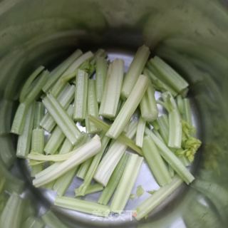 洋葱芹菜拌护心肉的做法步骤：1