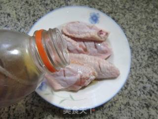 薯片鸡翅中的做法步骤：3
