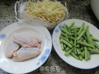 四季豆鸡翅中焖面的做法步骤：1