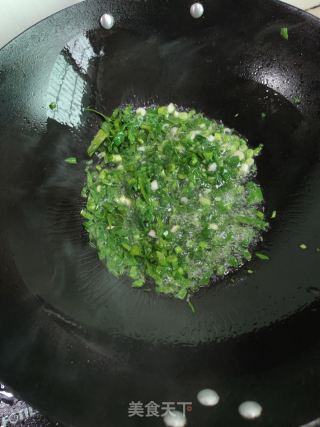 蒜苗香葱煎鸡蛋的做法步骤：4