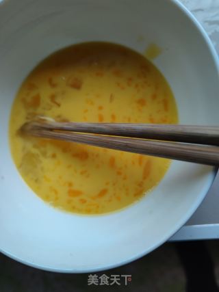 蒜苗香葱煎鸡蛋的做法步骤：1